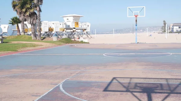 Palmeiras e campo de esportes de basquete ou quadra na praia, costa da Califórnia, EUA. — Fotografia de Stock