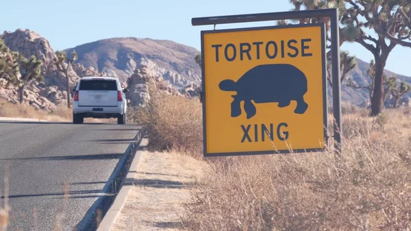 Tartaruga o tartaruga che attraversa il cartello stradale giallo, California USA. Fissaggio animale selvatico. — Foto Stock