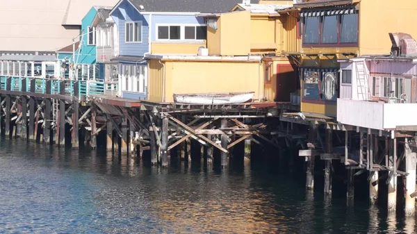 Színes faházak cölöpökre vagy oszlopokra, Old Fishermans rakpart, Monterey öböl. — Stock Fotó