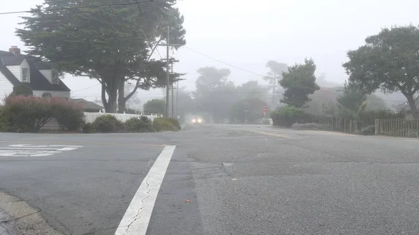 Suburban rua bairro residencial, nevoeiro nebuloso tempo chuvoso estrada, Califórnia — Fotografia de Stock
