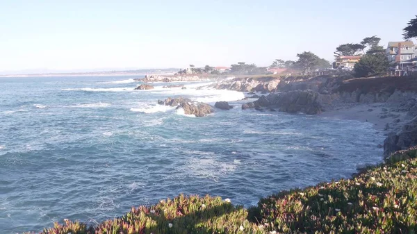 Rotsachtige craggy oceaan strand, zee golven crashen op de kust, Monterey Californië kust — Stockfoto