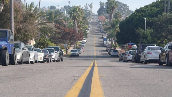 Distrito residencial, rua suburbana da Califórnia. Carros e palmeiras na cidade. — Fotografia de Stock