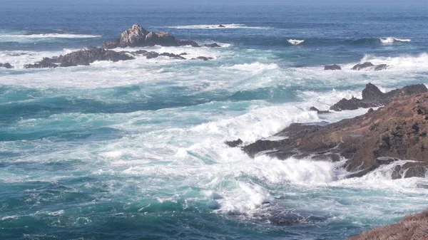 Roca de acantilado, playa del océano, Point Lobos, costa de California. Olas estrellándose. — Foto de Stock