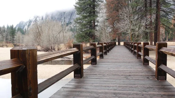 Wooden catwalk bridge in autumn California forest. Footbridge on boardwalk trail — Stock Photo, Image