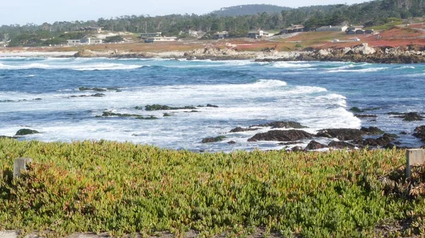 27 miles en voiture, Monterey, Californie. Immobilier banlieue, maisons au bord de l'océan — Photo