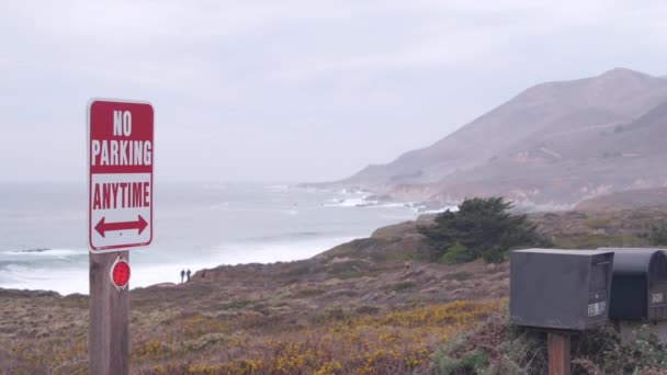 Kein Parkplatzschild, Pazifikküstenautobahn. Meereswellen, nebliger kalifornischer Strand — Stockvideo