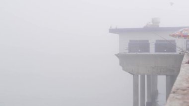 Su yığınları üzerindeki ahşap ev, Ocean Beach rıhtımı, sisli California sahili, ABD.