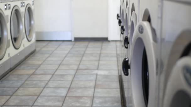 Lavadoras, lavandería pública de monedas, EE.UU. Lavandería de autoservicio, lavandería. — Vídeo de stock