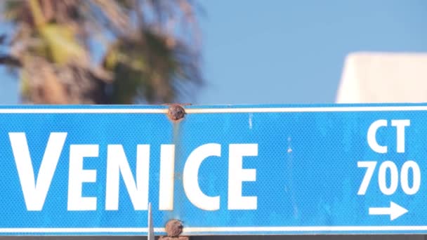 Venice beach street road sign, Californië stad, Verenigde Staten. Toeristische plaats, palmbomen — Stockvideo