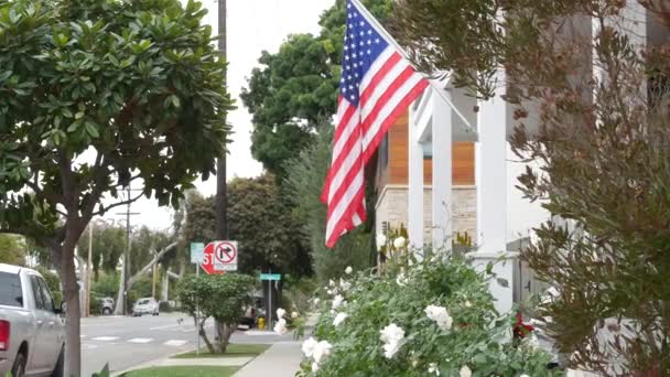 アメリカ国旗を振って、郊外の家のファサード住宅街、カリフォルニア州米国 — ストック動画