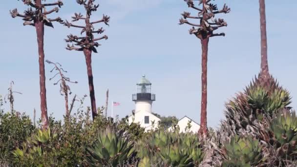 Torre del faro de la vendimia, casa de luz retro, faro blanco clásico anticuado. — Vídeo de stock