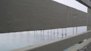 Tahta Okyanus Sahili İskelesi sisli, sisli sakin sahil yürüyüşü sisli, Kaliforniya kıyılarında.