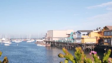 Odun yığınları üzerinde ahşap evler, Ocean Bay Limanı. Old Fishermans Rıhtımı. Monterey Limanı