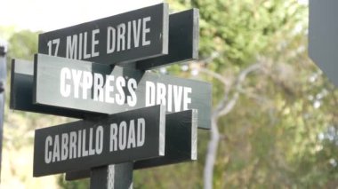 Sahne 17 mil sürüş tahtadan yol işareti, California. Kıyı turizmi gezisi.