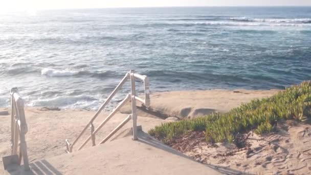 Tillgång till stranden, trappa till havet, La Jolla vik, Kaliforniens kust, semester i USA — Stockvideo