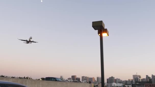 Letadlo přistává, San Diego letiště Kalifornie USA. Letadlo přijíždí, panorama města — Stock video
