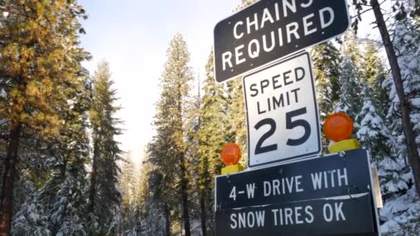 사슬이나 눈 타이어에는 도로 표지판 이 필요하였는데, 미국 캘리포니아주 요세미티의 겨울 숲이었다. — 비디오