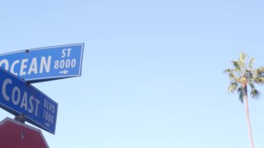 Okyanus caddesi tabelası, California City USA. Turizm beldesi, kıyı palmiyeleri