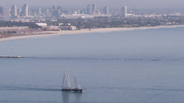 Stadtsilhouette von San Diego, Stadtbild der Innenstadt, Kalifornien, Point Loma. Fregatte. — Stockvideo