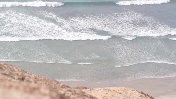 Dik uçurum ya da uçurum, California kıyısı, Torrey Pines. Yukarıdan gelen okyanus dalgaları — Stok video