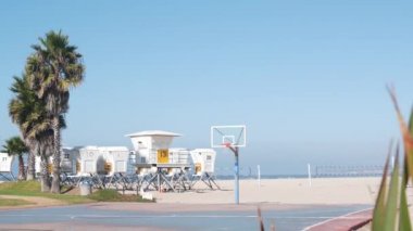 Palmiye ağaçları ve basketbol sahası veya Kaliforniya sahillerindeki saha, ABD.