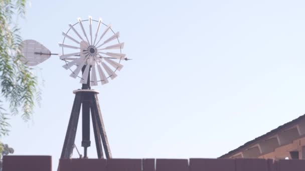 Ancien générateur d'éoliennes sur ranch ou ferme, hélice de moulin à vent vintage aux États-Unis. — Video