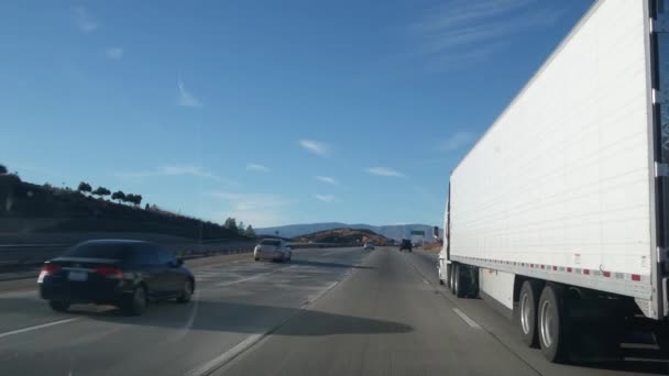 Camião ou reboque, transporte de carga de contentores de carga. Estrada da estrada dos EUA — Vídeo de Stock