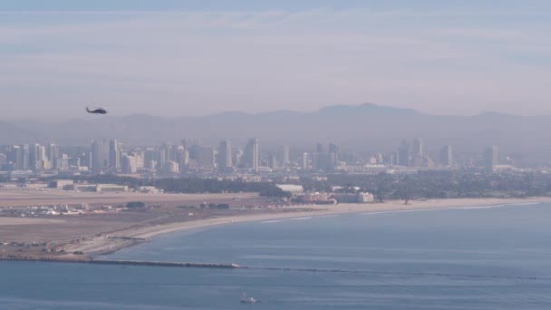 San Diego şehrinin silueti, şehir merkezi, California Point Loma. Helikopter. — Stok video