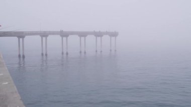 Tahta Okyanus Sahili İskelesi sisli, sisli sakin sahil yürüyüşü sisli, Kaliforniya kıyılarında.