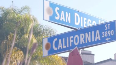 San Diego ve California caddeleri, ABD 'de trafik levhası. Şehrin kesişen yolları.
