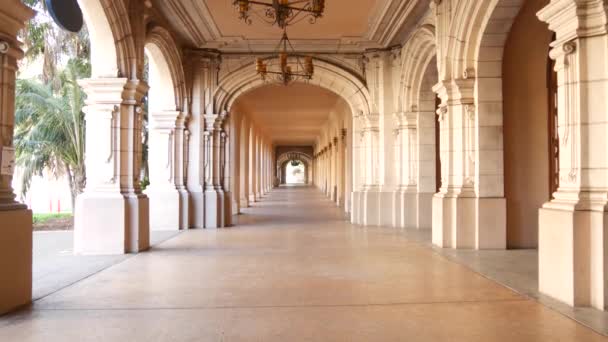 Arquitetura de renascimento colonial espanhol, arcos e colunas, San Diego Balboa Park — Vídeo de Stock