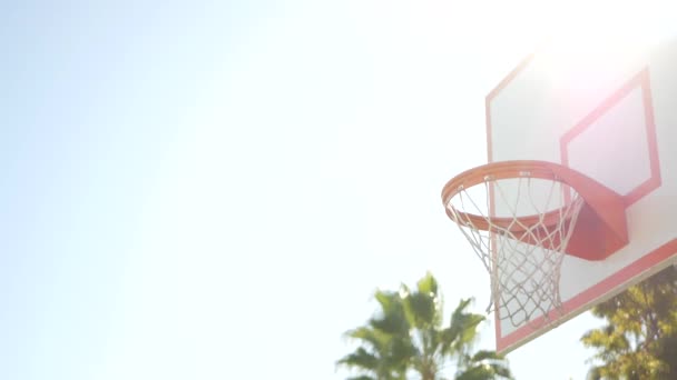 Оранжевый обруч, сетка и спинка для игры в корзину. Баскетбольная площадка на открытом воздухе. — стоковое видео