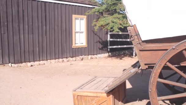 Wooden covered wagon on wheels, wild west pioneer ranch. Western farm or saloon. — Stock Video