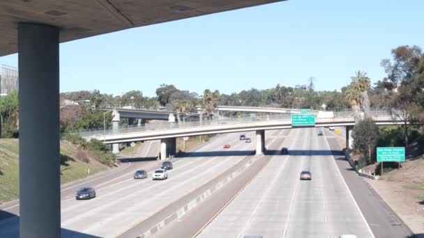 Autópálya kereszteződés vagy kereszteződés, autópálya felüljáró híd. Crossroad Egyesült Államok — Stock videók