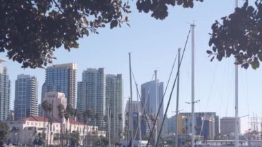 Yat marinada, şehir merkezi silueti, San Diego şehir merkezi, Kaliforniya, ABD.