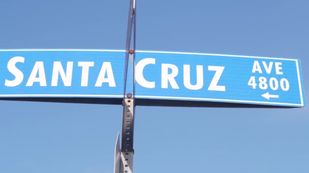 Santa Cruz straatnaambord, Californië stad, Verenigde Staten. Toeristische badplaats — Stockvideo