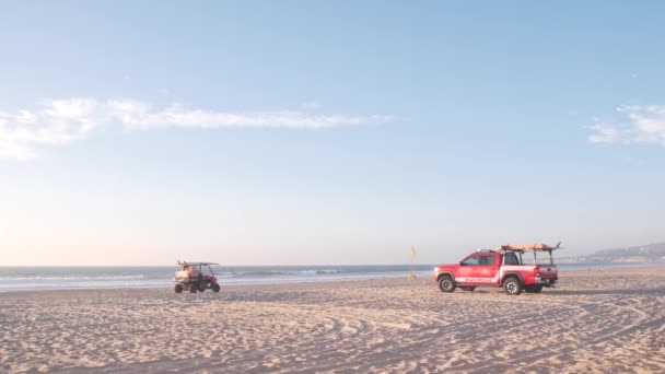 Salvavidas camioneta roja, salvavidas automático en la arena, California playa del océano EE.UU.. — Vídeos de Stock