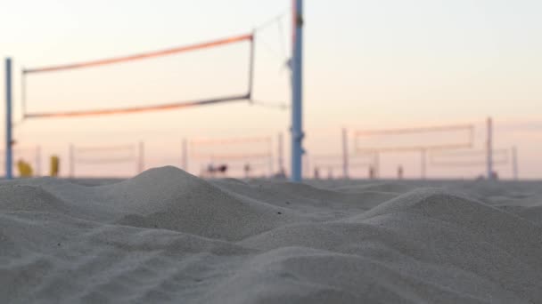 Jugadores jugando voleibol en la cancha de playa, voleibol juego de pelota con pelota y red. — Vídeos de Stock