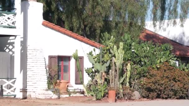 Casa vieja mexicana blanca, ventana y jardín, planta suculenta del cactus, California. — Vídeos de Stock