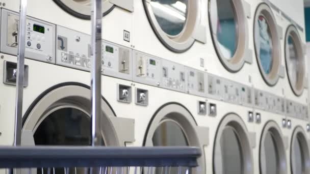 Lavadoras, lavandería pública de monedas, EE.UU. Lavandería de autoservicio, lavandería. — Vídeos de Stock