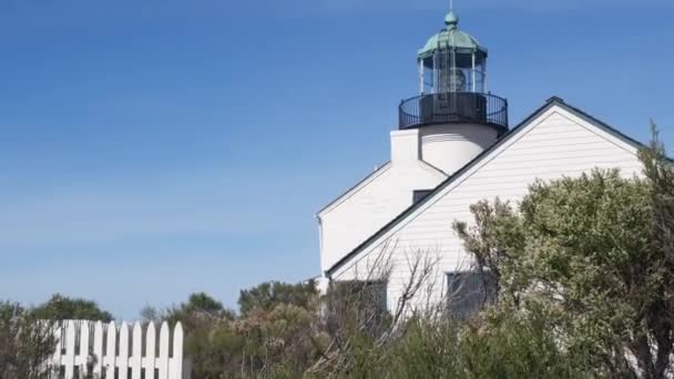 Vintage latarnia morska wieża, dom światła retro, staromodny klasyczny biały latarnia morska. — Wideo stockowe