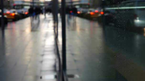 Peatones caminando por la acera o el pavimento, gente en la calle de la ciudad en reflexión — Vídeo de stock