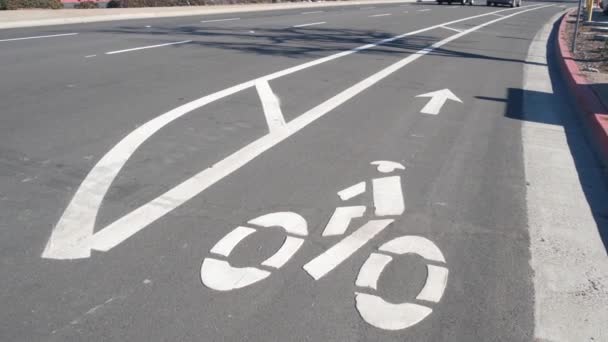 Bicicleta ou ciclovia, segurança de ciclismo nos EUA. Linha de marcação no asfalto, ciclista. — Vídeo de Stock
