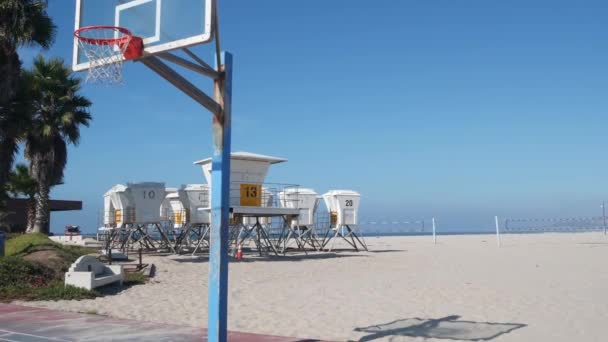 Palme e basket campo sportivo o campo sulla spiaggia, costa della California, Stati Uniti. — Video Stock