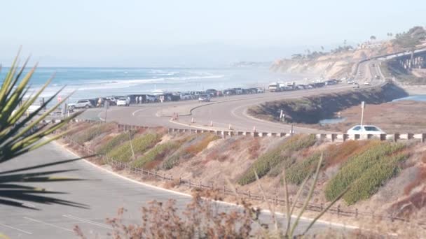 Pacific coast highway, Torrey Pines state beach, ocean waves, coastal California — Vídeos de Stock