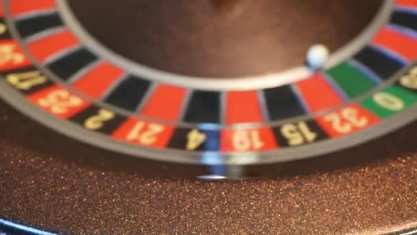 Labda a rulett asztalon a kaszinóban. Kerék forog, forog, forog. Zöld nulla. — Stock videók