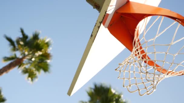 Basketbalové hřiště venku, oranžová obruč, síť a backboard pro košíkové míčové hry. — Stock video