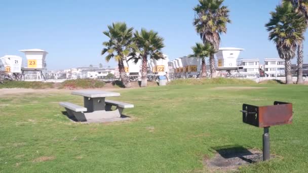 Picknickplatz und Rettungsschwimmständer, Wachturm zum Surfen, kalifornischer Strand. — Stockvideo