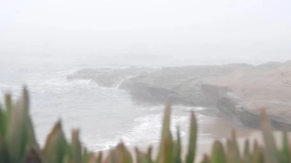 Foggy sea landscape, waves crashing on ocean beach in haze, calm misty weather. — Stock Photo, Image