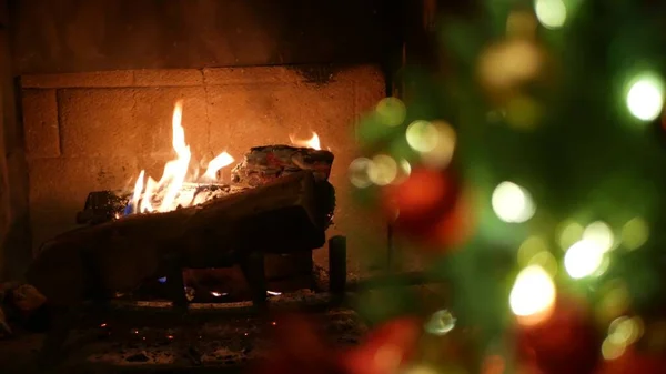 Рождественские елки огни в камине, Новый год или Рождество украшения. — стоковое фото
